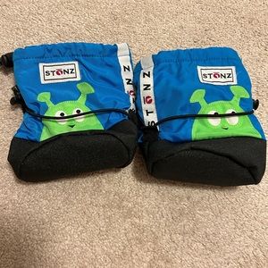 Stonz fleece lined baby boot. Size small.